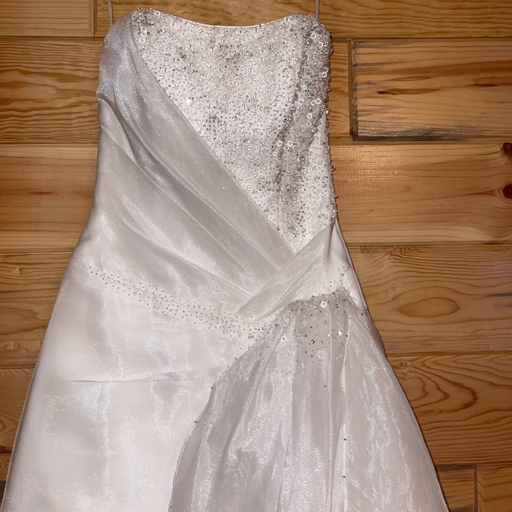 Stunning Maggie Sottero wedding dress. Worn once.Excellent condition. - Picture 7 of 8